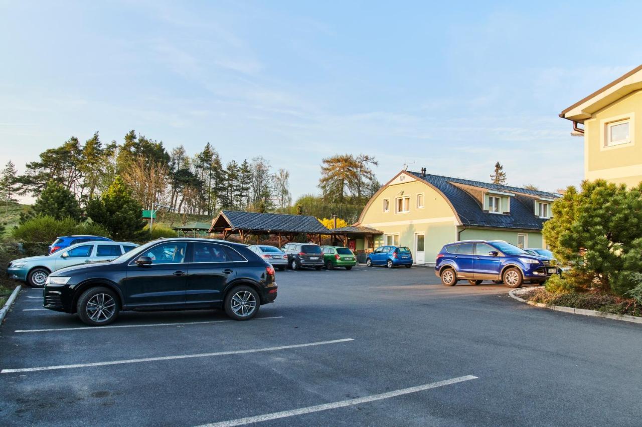 Komorni Hurka Hotel Cheb Bagian luar foto