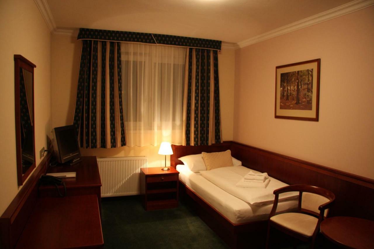 Komorni Hurka Hotel Cheb Bagian luar foto